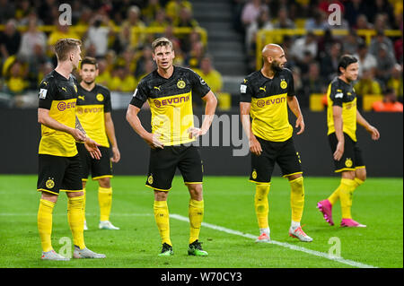 Marco Reus von Borussia Dortmund (L) und Lukasz Piszczek von Borussia Dortmund (R) in Aktion während der Deutschland Finale 2019 Match zwischen Borussia Dortmund und Bayern München (Endstand: 2:0 Borussia Dortmund Bayern München) Stockfoto