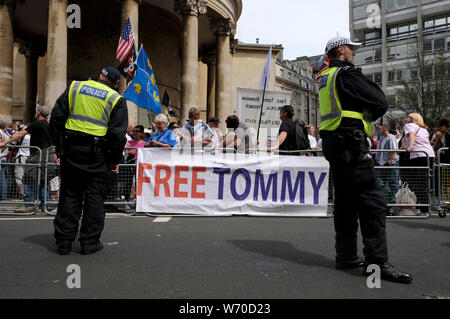 Ein Banner sagen, Tommy, während der Rallye in London. Anhänger außerhalb BBC versammelt, die Freiheit ihrer gefangengesetzt Rechten Führer Stephen Yaxley-Lennon aka Tommy Robinson zu verlangen. Während der Rallye, die Polizei eingreifen musste und ihre Schlagstöcke heben, wenn ein Polizeiwagen durch die Tommy Robinson Anhänger angegriffen wurde. Eine Person wurde nach der Konfrontation verhaftet. Stockfoto