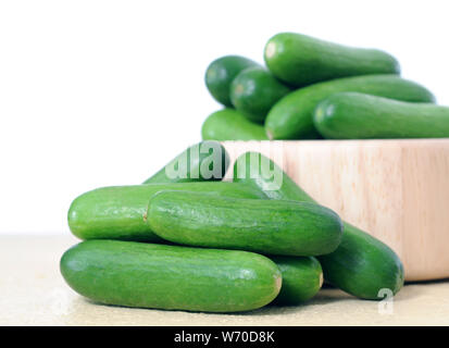 Mini Gurken in Houten auf Tisch Stockfoto