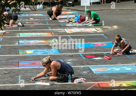 Sandy Springs, GA, USA - 22. September 2018: Leute zeichnen Chalk Kunst auf Parkplatz Bürgersteig in einem Chalk art Wettbewerb an der Sandy Springs Festival. Stockfoto