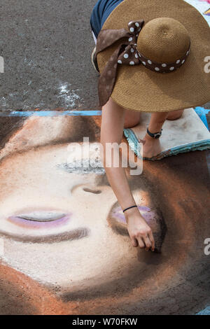 Sandy Springs, GA, USA - 22. September 2018: Ein nicht identifizierter Jugendmädchen zeichnet Chalk Kunst in einem Chalk art Wettbewerb an der Sandy Springs Festival. Stockfoto