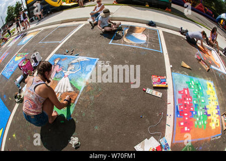 Sandy Springs, GA, USA - 22. September 2018: Mädchen im Teenageralter zeichnen Chalk Kunst auf straßenpflaster in einem Chalk art Wettbewerb an der Sandy Springs Festival. Stockfoto