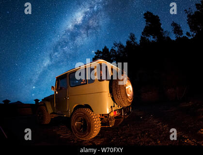 Touristische Jeep in der Nacht und der Himmel mit glänzenden milchstrasse Sterne in Bromo Semeru Nationalpark geparkt, Java Indonesien Stockfoto