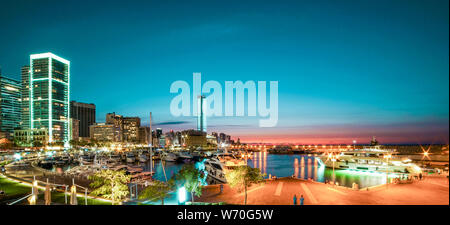 Nacht in der modernen Zaytunay Bay Marina, in Beirut, Libanon Stockfoto