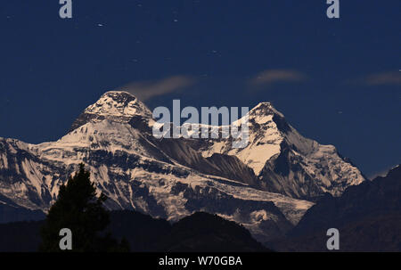 Nanda Devi Gipfel in Full Moonlight, Chaukori, Uttarakhand, Indien Stockfoto