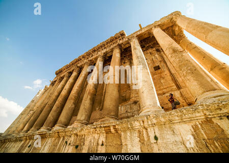 Fotograf in alten römischen Bacchus Tempel in schönen Tag in Baalbek, Libanon Stockfoto