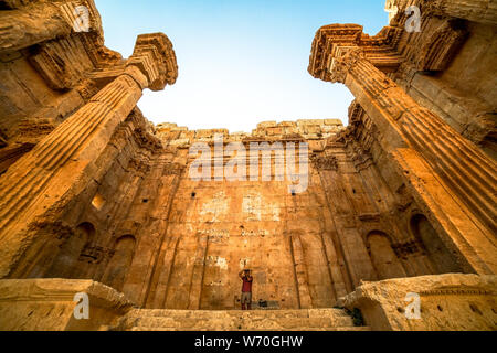 Fotograf in alten römischen Bacchus Tempel in schönen Tag in Baalbek, Libanon Stockfoto