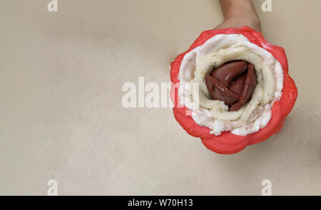 Ein Bunt und lecker Eis mit Form über einen natürlichen Hintergrund rose. Stockfoto