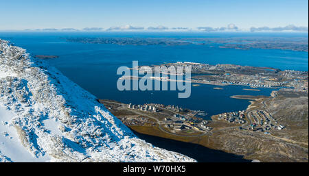 Greenlands Hauptstadt Nuuk - größte Stadt in Grönland Luftaufnahme. Drone Bild von Nuuk aus Luft, aka Godthåb vom Berg Sermitsiaq gesehen auch Nuup Kangerlua Fjord. Stockfoto