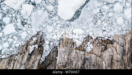 Klimawandel und globale Erwärmung - Eisberge drone Luftbild Ansicht von oben. Eisberge schmelzen Gletscher im Eisfjord in Ilulissat, Grönland. Arktische Natur Eis Landschaft im Unesco Weltkulturerbe. Stockfoto