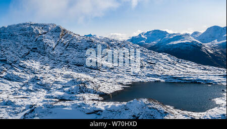 Grönland natur berge Landschaft Luftbild Drohne Foto zeigt erstaunliche Landschaft in der Nähe von Grönland Nuuk von Nuup Kangerlua Fjord aus Ukkusissat Berg gesehen. Touristische Abenteuer Reiseziel Stockfoto