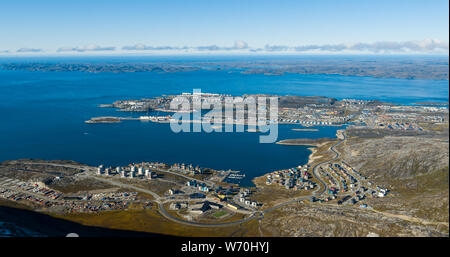 Greenlands Hauptstadt Nuuk - größte Stadt in Grönland Luftaufnahme. Drone Bild von Nuuk aus Luft, aka Godthåb vom Berg Sermitsiaq aslso anzeigen Nuup Kangerlua fjord gesehen. Stockfoto