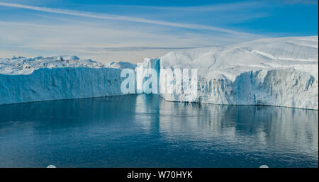 Eisberg Luftbild - riesige Eisberge in der Diskobucht auf Grönland floating in Ilulissat Eisfjord von schmelzenden Gletscher Gletscher Sermeq Kujalleq, aka Jakobhavns Gletscher. Die globale Erwärmung und den Klimawandel Stockfoto