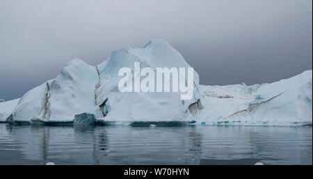 Die globale Erwärmung und den Klimawandel - Riesiger Eisberg von schmelzenden Gletscher Ilulissat, Grönland. Imageof arktische Natur Landschaft berühmt ist für seine stark von der globalen Erwärmung betroffen. Stockfoto