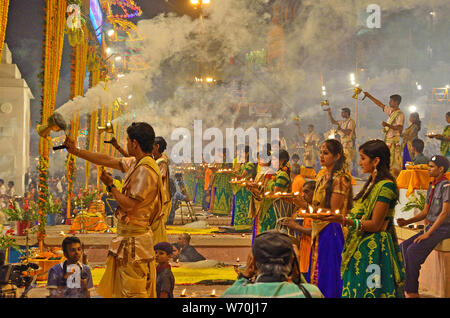 Ganga Aarti am Dashashwamedh Ghat, Varanasi, Uttar Pradesh, Indien Stockfoto