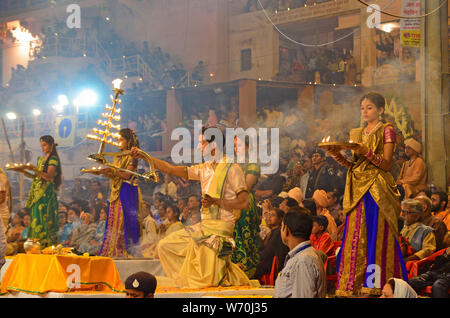 Ganga Aarti am Dashashwamedh Ghat, Varanasi, Uttar Pradesh, Indien Stockfoto