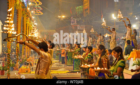 Ganga Aarti am Dashashwamedh Ghat, Varanasi, Uttar Pradesh, Indien Stockfoto