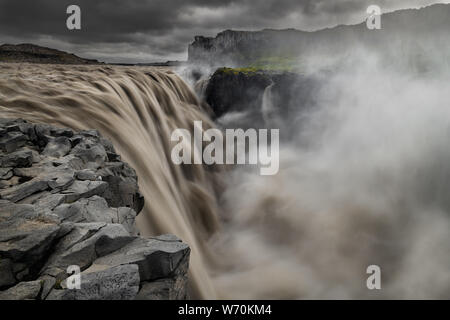 Mächtige Dettifoss ist der größte Rückgang in Europa. Stockfoto