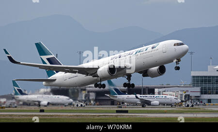 Richmond, British Columbia, Kanada. 1 Aug, 2019. Ein WestJet Airlines Boeing 767-300ER (C-FOGT) wide-Body Jet Airliner zieht aus Vancouver International Airport. Credit: bayne Stanley/ZUMA Draht/Alamy leben Nachrichten Stockfoto