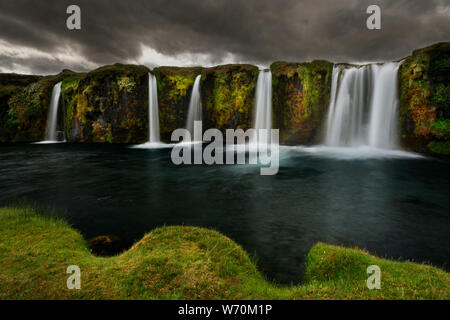 Gut versteckten Wasserfall ist noch ein Secret Spot in Island. Stockfoto