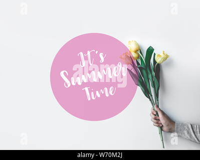 Sommer Konzept mit weiblichen Holding gelbe Tulpe auf weißem Studiohintergrund. hipster, Natur, fashion Konzepte Ideen Stockfoto