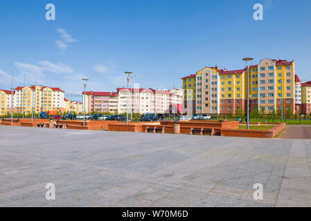 SALEKHARD, Russland - 29. AUGUST 2018: Moderne Mehr-farb-Wohngebäude an einem sonnigen Sommertag Stockfoto