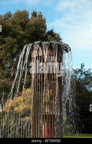 Sydney Australien, Blick auf Wasser Verschütten über der Oberseite des Morshead Brunnen Stockfoto