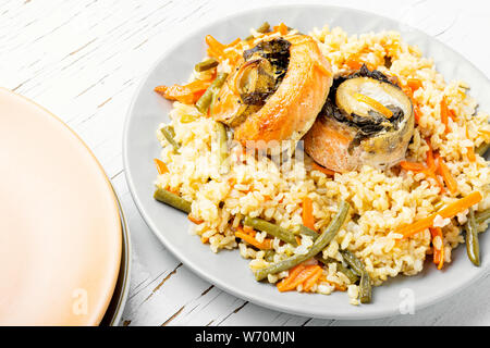 Gebratener Reis mit Meeresfrüchten. Thai Food. Reis mit Lachs und Gemüse Stockfoto