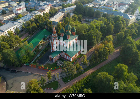 Blick von oben der Kirche des Erzengels Michael in den frühen Juli morgen. Jaroslawl, Goldener Ring Russlands Stockfoto