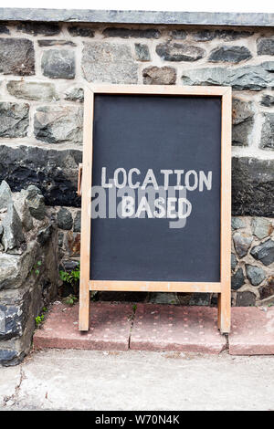 Handschrift Text schreiben. Konzeptionelle foto Mobile Marketing Benutzer innerhalb des gleichen geographischen Bereich zum Ziel leer Schwarzes Brett mit Kopie spa Stockfoto