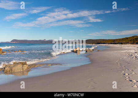 Strände der Ostküste Tasmanien Freycinet National Park auf einem blauen Himmel Winter Tag, Tasmanien, Australien Stockfoto