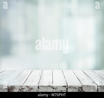 Schöne weiße Holz- Textur Tabelle auf Rot bokeh Hintergrund. Zur Dekoration Liebe, valentine Konzepte Ideen Stockfoto