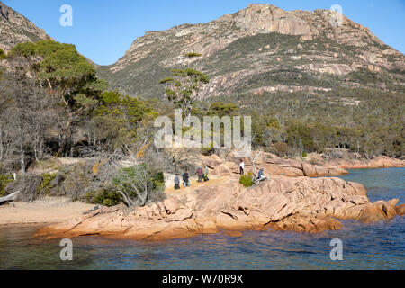 Honeymoon Bay in Tasmanien Freycinet National Park mit Blick auf die Gefahren im Gebirge, Australien Stockfoto