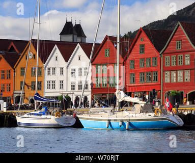 Bunte Häuser in Bergen, Norwegen. Blick auf historische Gebäude in Bryggen - Hanseatic Wharf in Bergen, Norwegen. Weltkulturerbe der UNESCO Stockfoto