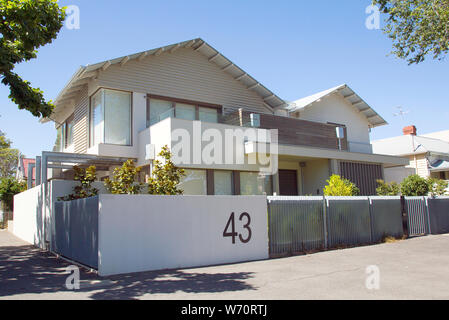 Melbourne, Australien: März, 2019: Modernes, großes, freistehendes Haus in einem Vorort von Williamstown. Ein individuell gestaltetes Haus mit Parkplatz. Stockfoto