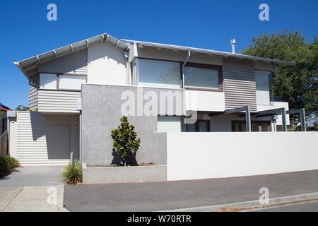 Melbourne, Australien: März, 2019: Modernes, großes, freistehendes Haus in einem Vorort von Williamstown. Ein individuell gestaltetes Haus mit Parkplatz. Stockfoto