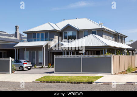 Melbourne, Australien: März, 2019: Modernes, großes, freistehendes Haus in einem Vorort von Williamstown. Ein individuell gestaltetes Haus mit Parkplatz. Stockfoto