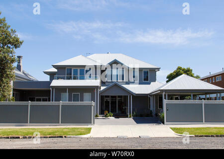 Melbourne, Australien: März, 2019: Modernes, großes, freistehendes Haus in einem Vorort von Williamstown. Ein individuell gestaltetes Haus mit Parkplatz. Stockfoto