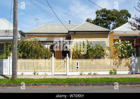 Williamstown, Australien: März, 2019: Traditionell gebaute Bungalow im 20. Jahrhundert australischen Stil mit einer Veranda, Veranda und Lattenzaun. Stockfoto