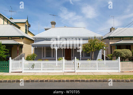 Williamstown, Australien: März, 2019: Traditionell gebaute Bungalow im 20. Jahrhundert australischen Stil mit einer Veranda, Veranda und Lattenzaun. Stockfoto
