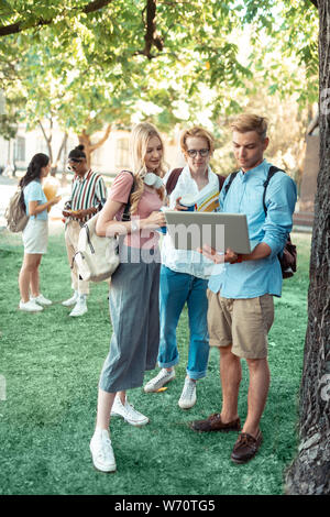 Drei Studenten aufmerksam die Arbeit an Ihrem Projekt. Stockfoto