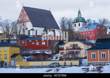 PORVOO, Finnland - 10. MÄRZ 2019: Mittelalterliche lutherischen Kathedrale im Stadtbild an einem bewölkten März Nachmittag Stockfoto