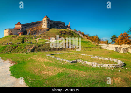 Fantastischer Ausflug und touristischen Ziel. Mittelalterliche Rasnov Festung mit antiken Ruinen in der Nähe von Brasov, Siebenbürgen, Rumänien, Europa Stockfoto