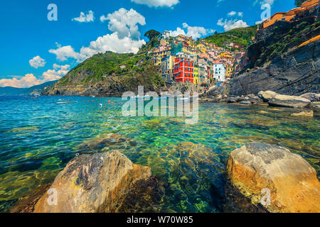 Schöne Reise- und Ausflugsort, malerischen mediterranen Fischerdorf mit Hafen und bunten Gebäude, Riomaggiore, Cinque Terre, Ligurien Stockfoto