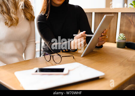 Close-up professionelles Team diskutieren über digitale Tablet im Cafe Stockfoto
