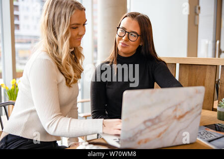 Nahaufnahme des lächelnden Jungen Somen diskutieren über Veröffentlichung im Cafe Stockfoto