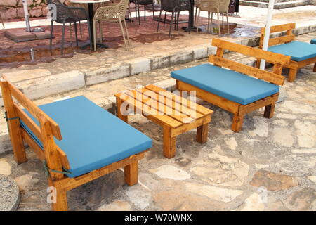 Tisch und Stuhl aus Paletten Stockfoto