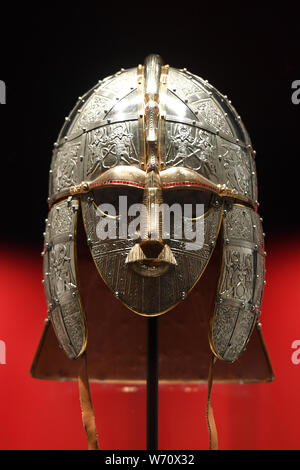 Embargo auf 0001 Montag, 5. August eine Nachbildung der Sutton Hoo Helm, weit geglaubt zu haben, gehörte König Raedwald von East Anglia, auf Anzeige in der neuen Ausstellung in der National Trust Sutton Hoo Ort in Suffolk, die ein??4m Transformation gehabt hat. Stockfoto