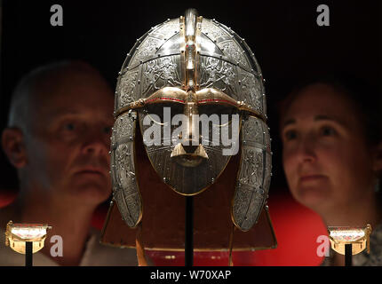 Embargo auf 0001 Montag, 5. August eine Nachbildung der Sutton Hoo Helm, weit geglaubt zu haben, gehörte König Raedwald von East Anglia, auf Anzeige in der neuen Ausstellung in der National Trust Sutton Hoo Ort in Suffolk nach einem??4m erneuern. Stockfoto