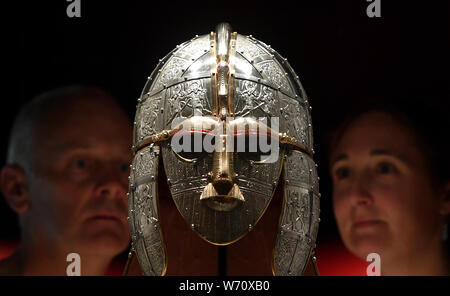 Eine Nachbildung des Sutton Hoo Helms, der vermutlich König Raedwald von East Anglia gehörte, wird nach einer 4 m großen Umgestaltung in der neuen Ausstellung am Standort Sutton Hoo des National Trust in Suffolk ausgestellt. Stockfoto